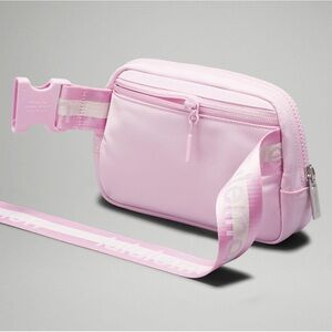 🆕 Lululemon Everywhere Belt Bag Wordmark - Vitapink/White Opal/White